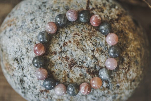 saules akmenu apyrankes