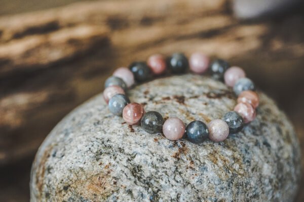 labradorito apyranke is akmens