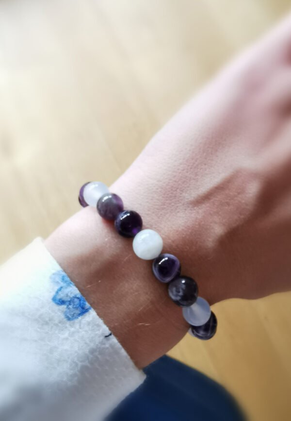 natūralus akmuo apyranke menulis ametistas